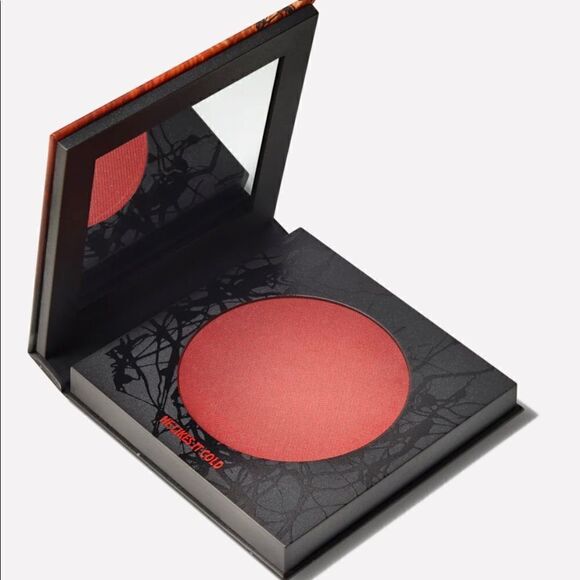 1 LEFT! Mac x Stranger Things Blush He Likes It Cold - Picture 3 of 11